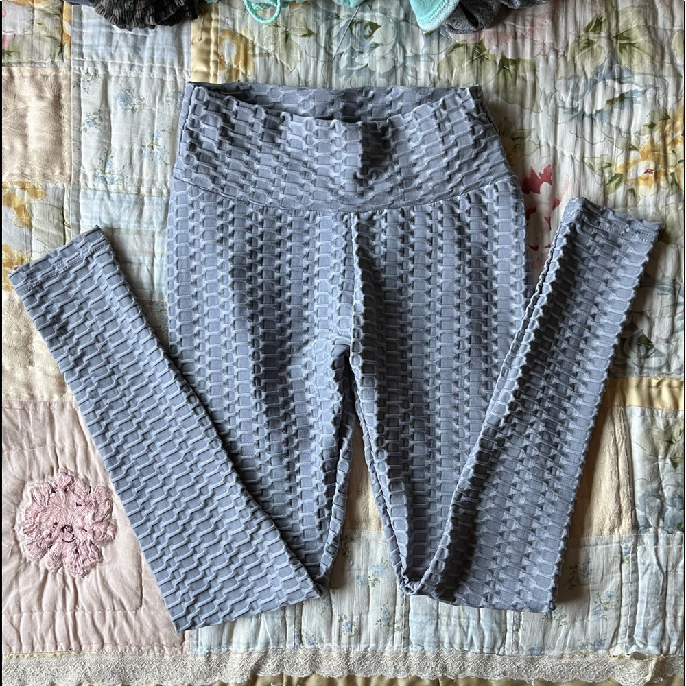 gray butt scrunch leggings. size S.